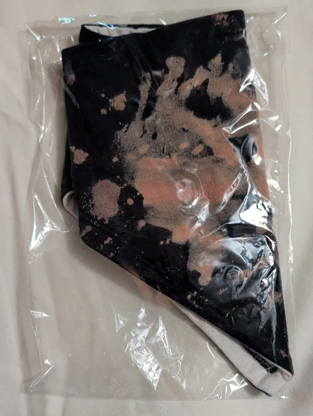 NWOT Tie-Dye Triangle Pet Bandana / Baby Bandaid Bib in Black And Peach